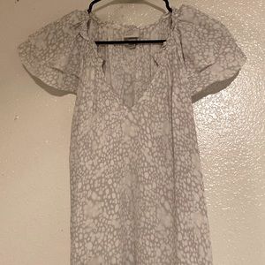 a new day size L, butterfly sleeves, light grey & white v-neck top. Great cond.